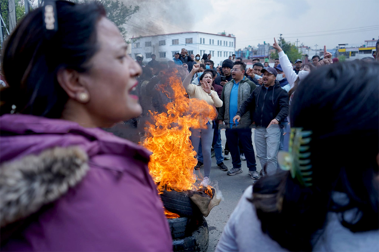 सडकमा एमाले कार्यकर्ताको विरोध