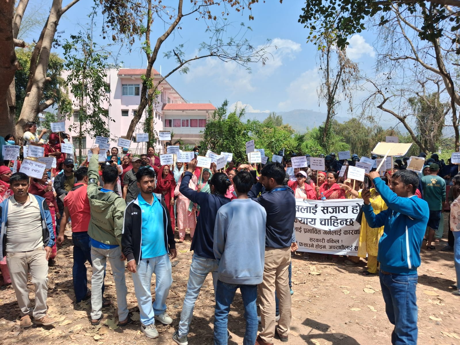 इनिशा प्रकरणमा दुबै पक्ष प्रदर्शनमा