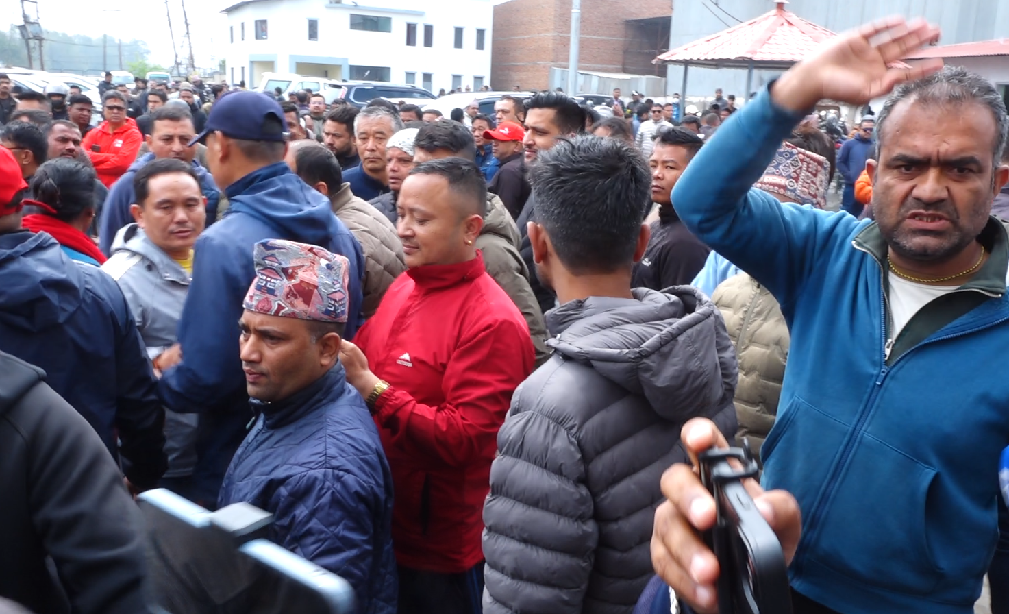 ओलीको रिहाइ माग्दै टायर बालेर प्रदर्शन, ३ बजे माइतीघरमा प्रदर्शन हुँदै